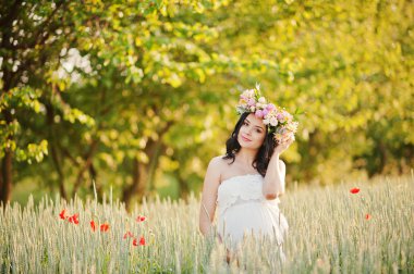 Buğday ve pop ile sahada hamile güzel esmer kadın