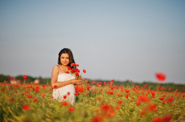 Buğday ve pop ile sahada hamile güzel esmer kadın
