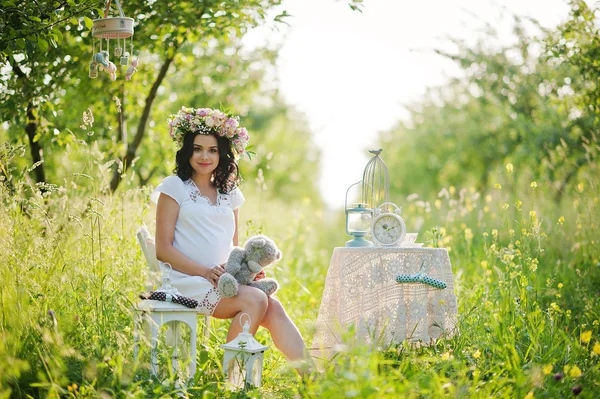 Buğday ve pop ile sahada hamile güzel esmer kadın — Stok fotoğraf