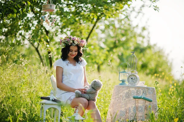 Buğday ve pop ile sahada hamile güzel esmer kadın — Stok fotoğraf