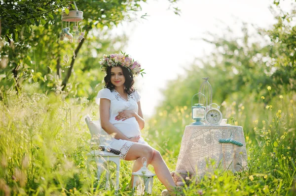 Zwangere prachtige brunette vrouw op het veld met tarwe en pop — Stockfoto