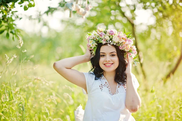 Grávida linda mulher morena no campo com trigo e pop — Fotografia de Stock