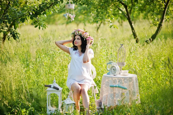 Schwangere wunderschöne brünette Frau auf dem Feld mit Weizen und Knall — Stockfoto