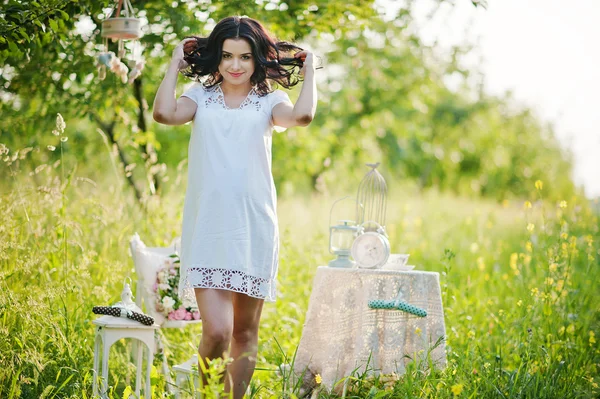 Zwangere prachtige brunette vrouw op het veld met tarwe en pop — Stockfoto