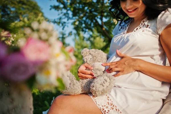 Buğday ve pop ile sahada hamile güzel esmer kadın — Stok fotoğraf