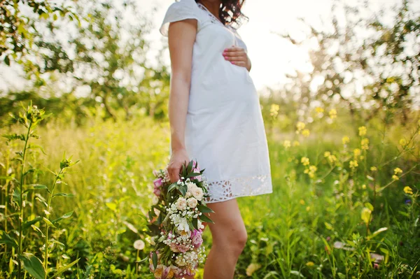 Gravid vackra brunett kvinna på fältet med vete och pop — Stockfoto