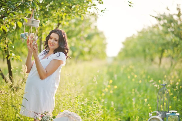 Buğday ve pop ile sahada hamile güzel esmer kadın — Stok fotoğraf