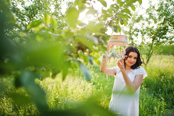 Schwangere wunderschöne brünette Frau auf dem Feld mit Weizen und Knall — Stockfoto