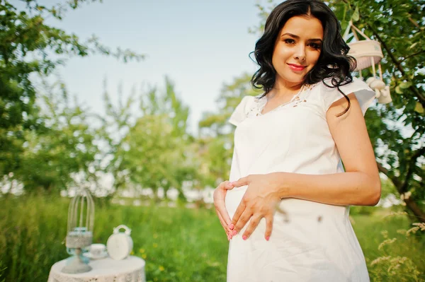 Pregnant gorgeous brunette woman on the field with wheat and pop — Stock Photo, Image