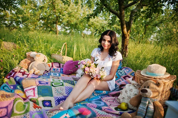 Embarazada hermosa morena mujer en el campo con trigo y pop — Foto de Stock