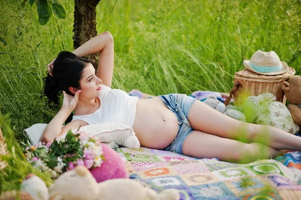 Gravida superba bruneta femeie pe the câmp cu grâu și pop — Fotografie, imagine de stoc