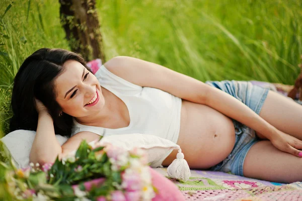 Pregnant gorgeous brunette woman on the field with wheat and pop — Stock Photo, Image