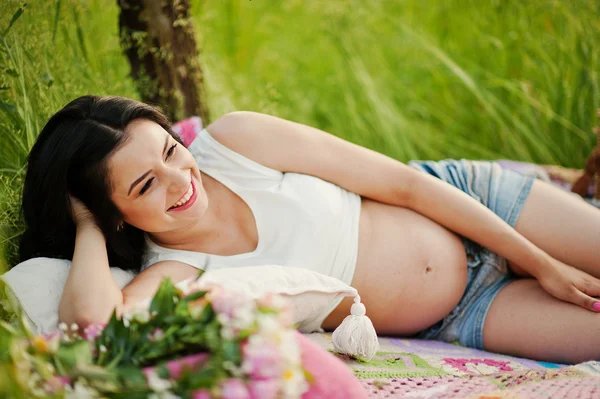 Incinta splendida donna bruna sul campo con grano e pop — Foto Stock