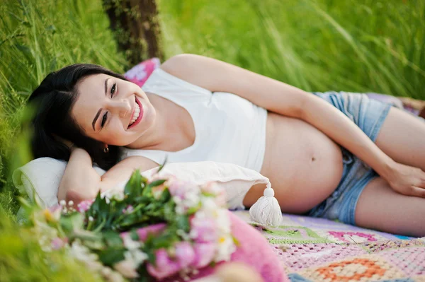 Incinta splendida donna bruna sul campo con grano e pop — Foto Stock