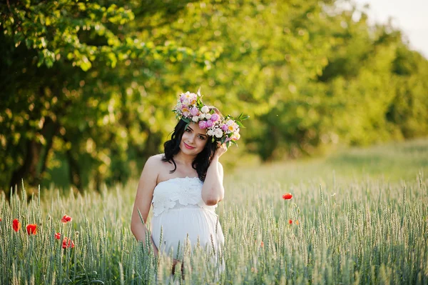 Embarazada hermosa morena mujer en el campo con trigo y pop — Foto de Stock