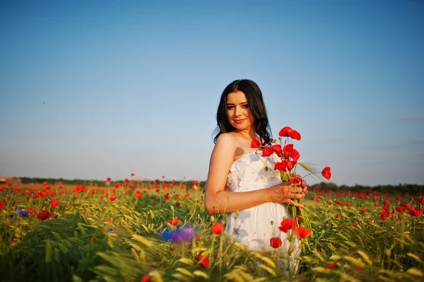 Buğday ve pop ile sahada hamile güzel esmer kadın — Stok fotoğraf