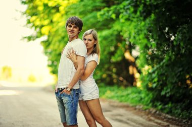 Ormanda Romantik Çift