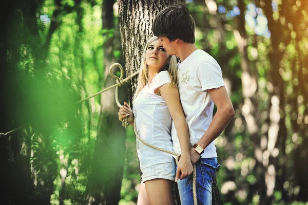 Casal romântico na floresta — Fotografia de Stock