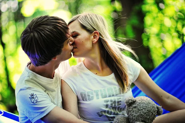 Romantisches Paar entspannt sich in der Hängematte im Wald — Stockfoto