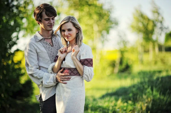 Casal romântico em vestido tradicional — Fotografia de Stock