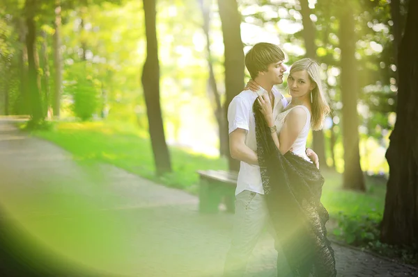 Couple au coucher du soleil — Photo