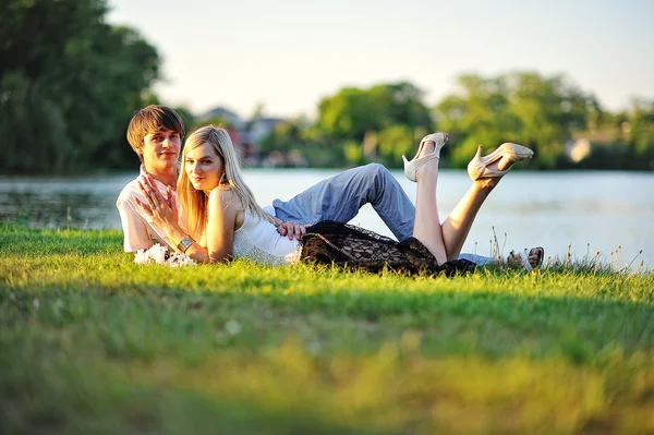 Couple au coucher du soleil — Photo