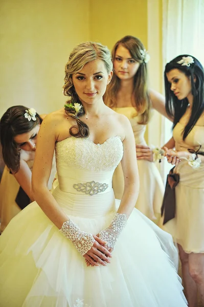 Pengiring pengantin memakai pengantin — Stok Foto