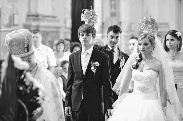Casal de casamento na igreja — Fotografia de Stock