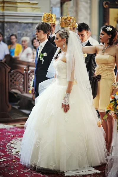 Couple de mariage à l'église — Photo