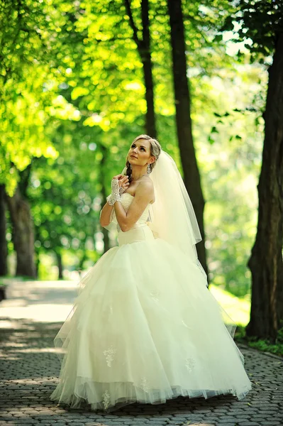 Happy bride på parken — Stockfoto