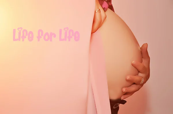 Kezemet a baba bump a terhes nő — Stock Fotó