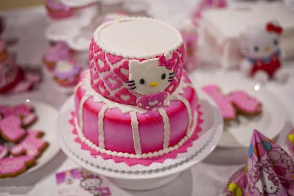 Tort urodzinowy z kitty róż — Zdjęcie stockowe