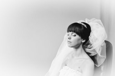 Genç esmer gelin uygulanan düğün makyaj makyaj sanatçısı