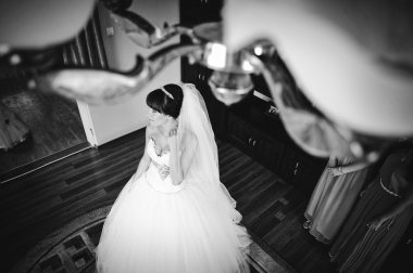 Genç gelin odasına poz verdi.