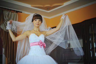 Genç gelin odasına poz verdi.