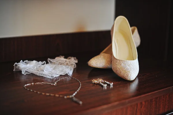 Zapatos de boda, cadenita, pendientes — Foto de Stock