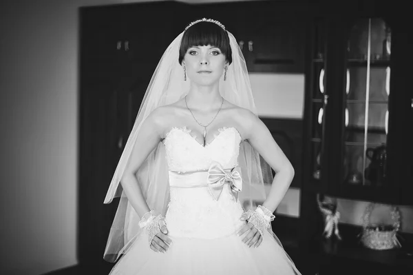 Jovem noiva posou em seu quarto — Fotografia de Stock