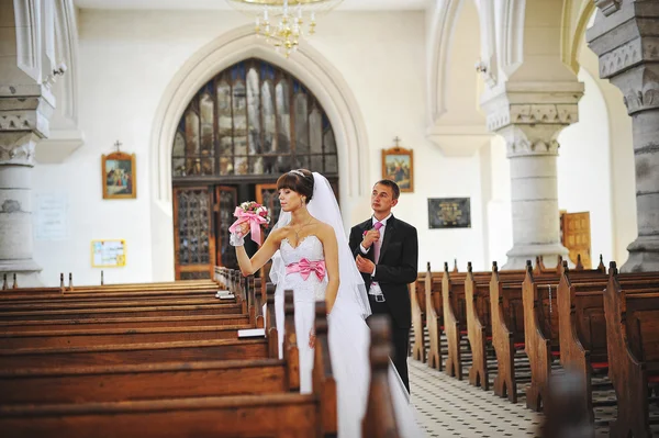 Jovem casal lindo casamento na antiga igreja católica — Fotografia de Stock