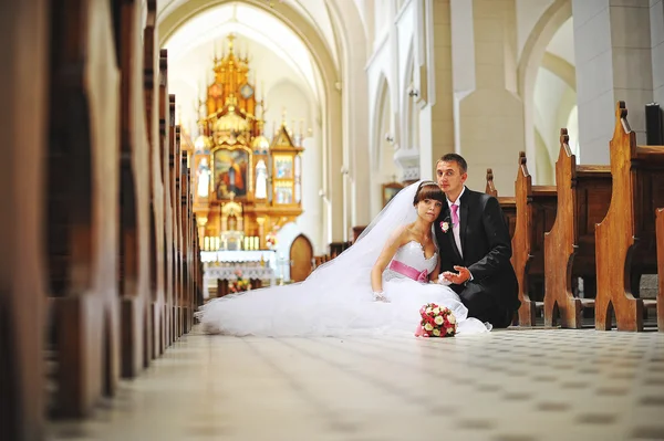 Jonge mooie bruidspaar bij de oud-katholieke kerk — Stockfoto