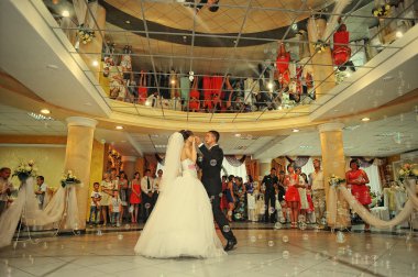 Gelin ve damat restoranda kabarcıklar üzerinde dans