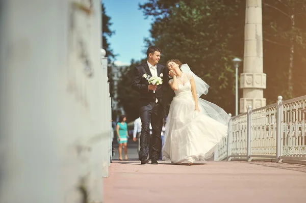 Appena sposato passeggiando sul ponte degli innamorati — Foto Stock