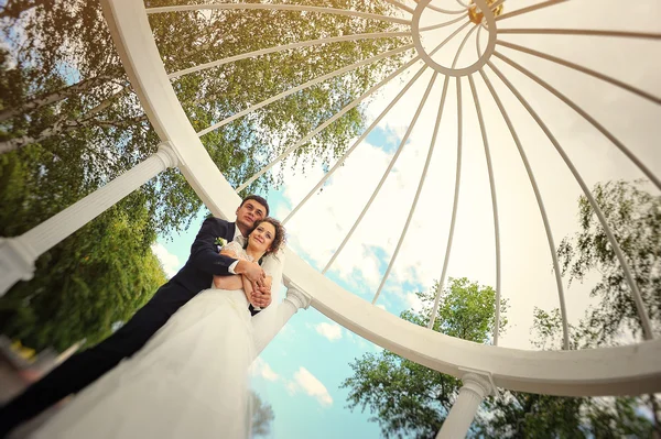 Wedding couple under white arch — Stockfoto
