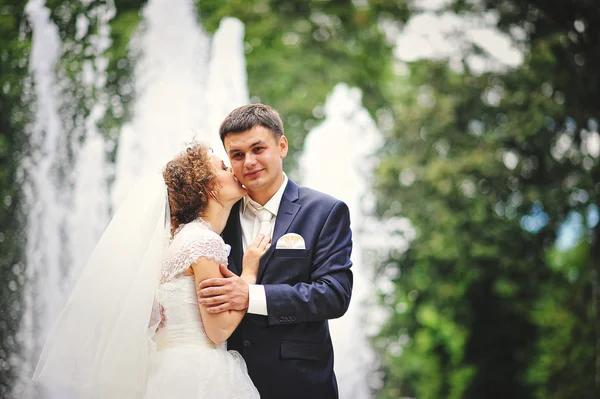 Matrimonio coppia vicino fontana — Foto Stock