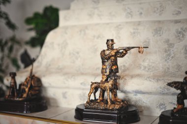 wedding rings on  hunting statuettes 