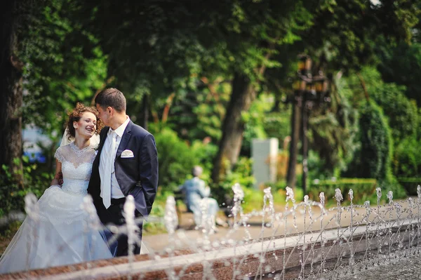 Matrimonio coppia vicino fontana — Foto Stock