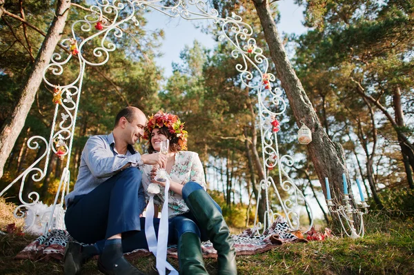 Pareja feliz y positiva en la historia de amor de otoño —  Fotos de Stock