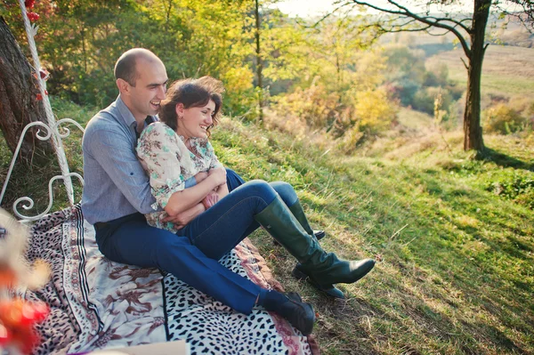 Pareja feliz y positiva en la historia de amor de otoño —  Fotos de Stock