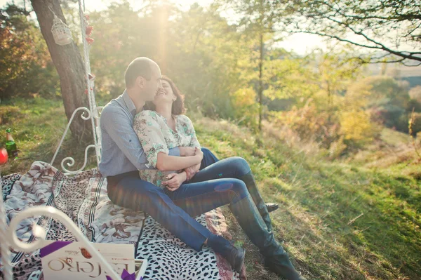 Pareja feliz y positiva en la historia de amor de otoño — Foto de Stock