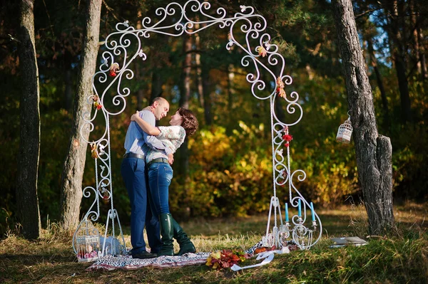 Pareja feliz y positiva en la historia de amor de otoño —  Fotos de Stock