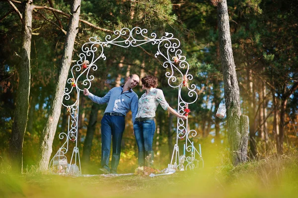 Pareja feliz y positiva en la historia de amor de otoño —  Fotos de Stock